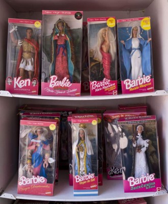 Barbies y Ken devenidos santos en una expo que irrita a fanáticos en Argentina