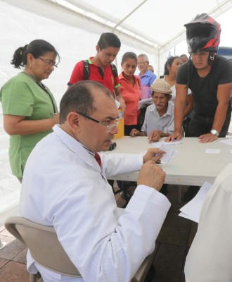 Honduras: Doctor Dennis Chirinos seguirá atendiendo a sus pacientes en la calle