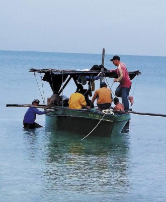 Balseros graban travesía en el mar