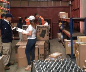 Los fiscales y agentes iniciaron desde horas tempranas de este viernes la inspección en el Depósito Temporal (Foto: MP/ El Heraldo Honduras/ Noticias de Honduras)