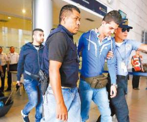 Agentes de la DPI escoltan a los cinco sirios en Toncontín....