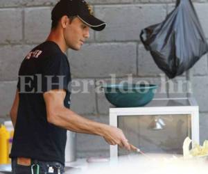 Cristopher Anariba, jugador del Honduras Progreso vende carne previo al partido de la gran final del fútbol hondureño contra Motagua.