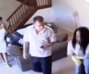 Hombre descubre que su esposa le era infiel con la chica del aseo. (Captura de video).