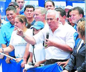 El presidente del Congreso Nacional, Mauricio Oliva, pronunció un encendido discurso en la plaza La Merced.