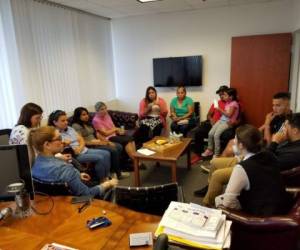 Las autoridades consulares y los jóvenes hondureños se reunieron para buscar alternativas ante la posible cancelación del beneficio en Estados Unidos.