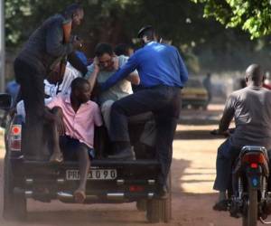 Hombres armados secuestran a 170 personas -140 clientes y 30 empleados- en el Blu Radisson de la capital de Mali.