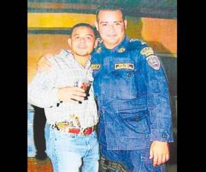 En una caja fuerte se encontraron varias fotos que los Valle guardaban. En una de ellas aparece el oficial de la Policía Neptaly Aguilar Rivera, quien es el jefe de la Policía de Tránsito en La Entrada, Copán.