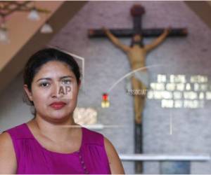 Cecilia Flores posa para un retrato en la capilla donde el arzobispo Óscar Arnulfo Romero fue asesinado en 1980, en San Salvador, El Salvador, el viernes 5 de octubre de 2018.