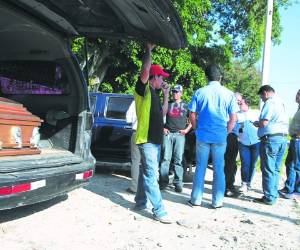 Parientes de las víctimas retiraron los cadáveres ayer de la morgue del Ministerio Público.