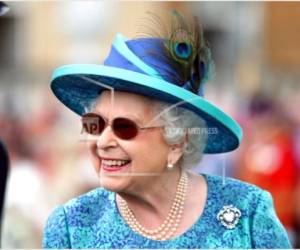 En esta foto del 31 de mayo del 2018, la reina Isabel II de Gran Bretaña sonríe durante un evento en el Palacio de Buckingham, en Londres. El palacio anunció el viernes que la monarca de 92 años se sometió el mes pasado a una exitosa operación de cataratas.