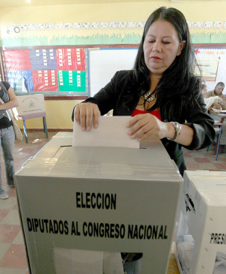 Candidatos y alcaldes votan
