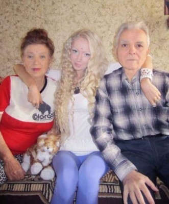 Tan extraños como ella, la ‘barbie humana’ presenta a su familia y amigos