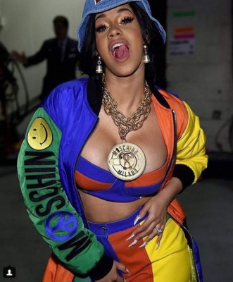 Cardi B posa con vello en el vientre y le llueven las críticas en Instagram