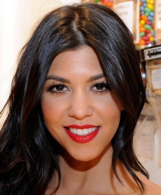 Kourtney Kardashian luce su figura en bikini