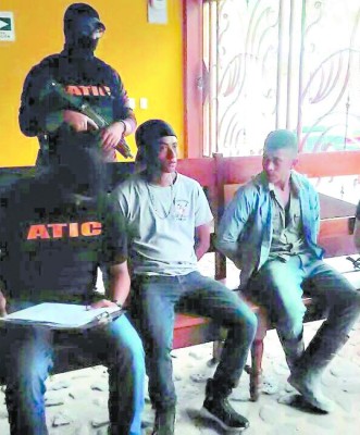 Caen dos hermanos por crimen de madre y su hijo