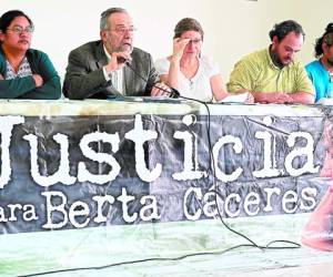 Miembros de Misión Internacional 'Justicia para Berta Caceres', Zulma Larin, Pedro Arrojo, Beverly Keene, Gustavo Lozano y Adolfo Taleno.