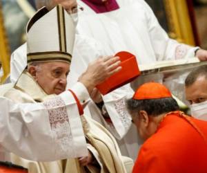 El nuevo cardenal mexicano Felipe Arizmendi Esquivel recibe su capelo cardenalicio del papa Francisco durante una ceremonia del consistorio donde 13 obispos fueron ascendidos a rango de cardenal en la Basílica de San Pedro en el Vaticano, el sábado 28 de noviembre de 2020