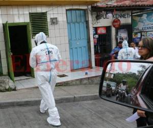 Personal del Laboratorio de la DPI realiza el levantamiento de las evidencias en la escena del crimen y alrededores.