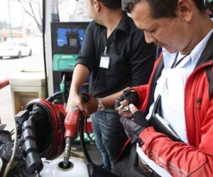 La Comisión Administradora del Petróleo no anticipa rebajas este año en combustibles.