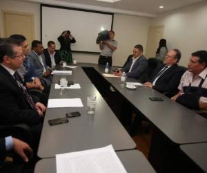 Los funcionarios del TSE y del RNP evaluaron el diseño de la identidad y la depuración del censo electoral.