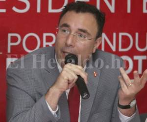 Luis Zelaya durante una conferencia de prensa brindada este martes en la capital de Honduras.