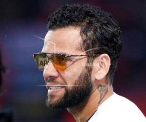 Daniel Alves portó varias veces el brazalete de capitán de Brasil, con más de 100 partidos internacionales en su cuenta.