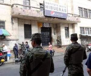 La militarización de los colegios fue una de las medidas de Educación para mantener el orden.