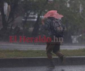 Según el Instituto de Meteorología de Cuba (Insmet), Ian avanza con vientos sostenidos de 120 km/h y se desplaza a una velocidad de 22 km/h.