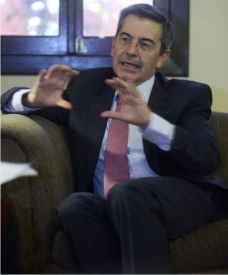 Vicerrector de Universidad de Navarra dicta conferencia en Tegucigalpa