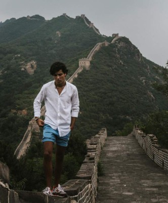 ¡Mario Casas tiene competencia! Su guapo hermano Óscar Casas se roba los suspiros