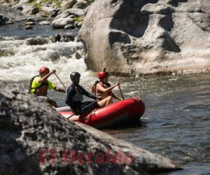 Los guías acompañan a los turistas dentro de la balsa. Foto: Honduras Tips.