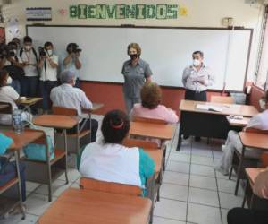 La ministra de Educación, Carla Henanía, dijo en conferencia de prensa que el regreso a clases será de forma “segura, gradual, semipresencial y opcional”. Foto: Cortesía Diario El Salvador.