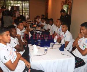 Previo al viaje la Fenafuth realizó un almuerzo este jueves para alentar a los seleccionados juveniles. Foto: El Heraldo