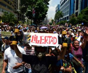 En la jornada de protestas, en las que la oposición exigió elecciones generales, murieron un adolescente de 17 años en Caracas y una joven de 23 en San Cristóbal (ciudad fronteriza con Colombia) y un militar en las afueras de la capital. Foto: AFP