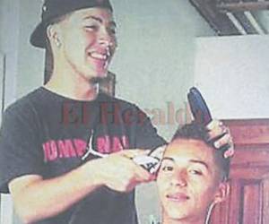 El hondureño trabaja los fines se semana en una barbería.