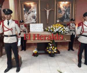 Los compañeros del cadete custodiaron el féretro en la funeraria ubicada en el bulevar Suyapa. Foto: Alex Pérez/EL HERALDO.