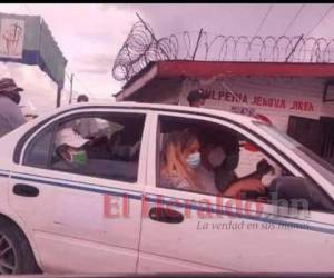 En la colonia El Carrizal se observó a este taxi con cinco pasajeros.