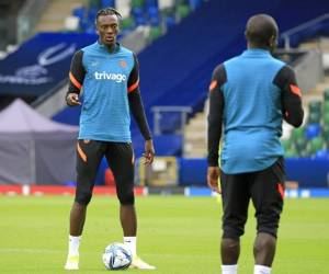 El delantero Tammy Abraham de pie frente al balón durante un entrenamiento del Chelseaen el estadio Windsor Park de Belfast, Irlanda del Norte, el martes 10 de agosto de 2021, previo a la Supercopa de Europa. Foto:AP