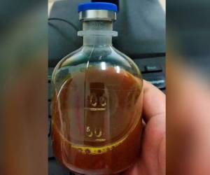 Foto de agosto del 2020 suministrada por una mujer uigur que muestra una botella de una medicina tradicional china que es usada para combatir el coronavirus en la región de Xinjiang a pesar de que no está comprobado que sea efectiva contra el virus. Foto: AP