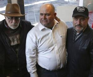 En esta fotografía de archivo del 9 de enero de 2019, Julián LeBarón, que ha alzado la voz contra los grupos delictivos, y su hermano, Adrián, junto con el escritor y activista Javier Sicilia, posan para la foto durante una conferencia de prensa. Foto: AP.