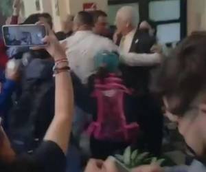 Grupo de estudiantes agrede y expulsa al rector de la UNAH de reunión de la JDU