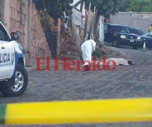 Así permanecía la zona donde quedó el cuerpo de la víctima en la colonia La Esperanza de la capital. (Foto: Estalin Irías / EL HERALDO)