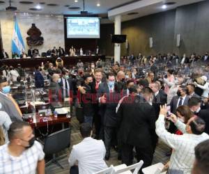 Los diputados de los partidos Libre y PSH aplaudieron la llegada de los que hace unos días eran considerados disidentes.