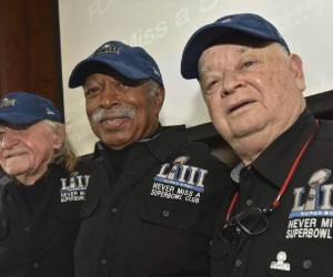 De izquierda a derecha, los fanáticos Tom Henschel, Gregory Eaton y Don Crisman posan en Atlanta el viernes 1 de febrero de 2019. Los tres han estado presentes en todos los Super Bowls. (Hyosub Shin/Atlanta Journal-Constitution vía AP)