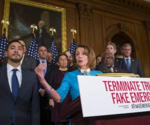 La Casa Blanca escribió a los legisladores amenazando formalmente con vetar la legislación. La carta dice que bloquear la declaración de emergencia “debilitaría la capacidad del gobierno de responder efectivamente a la crisis actual en la frontera sur”. (Foto: AP)