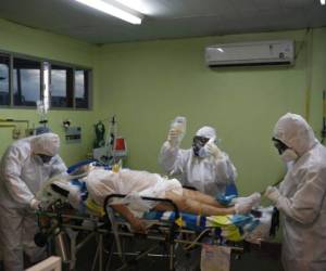 Médicos de urgencias trasladan a un paciente con Covid-19 a un hospital, en Manaos, Brasil. Per cápita, Manaos es la ciudad de Brasil más golpeada por el Covid-19. Foto: AP.