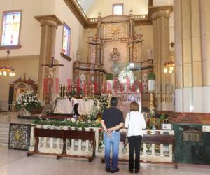 Las orientaciones de la Congregación del Culto Diveno es que se evite la concelebración y el saludo de paz.