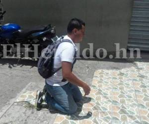 El joven comenzó a caminar de rodillas por el ardiente concreto del lugar por varios metros de distancia.