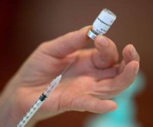 Estos ensayos, que mostraron una eficacia especialmente alta, llevaron a la aprobación de la vacuna en muchos países, incluidos los Estados Unidos y la Unión Europea. Foto: AFP