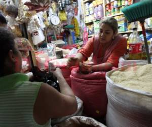 El salario mínimo promedio para los hondureños es de 8,910 lempiras mensuales actualmente, valor similar al costo de la canasta básica, que ya supera los 8,300 lempiras. Foto EL HERALDO
